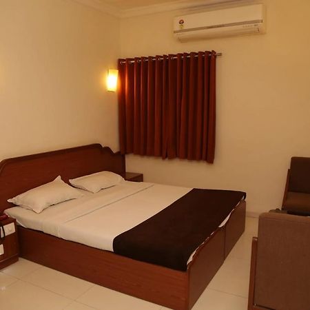 Golden Plaza Hotel Ahmedabad Exterior foto