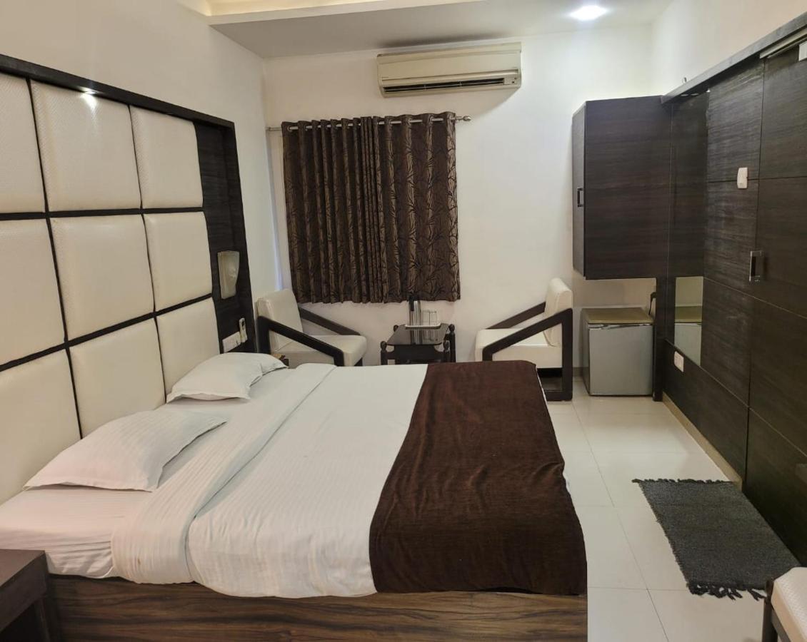 Golden Plaza Hotel Ahmedabad Exterior foto