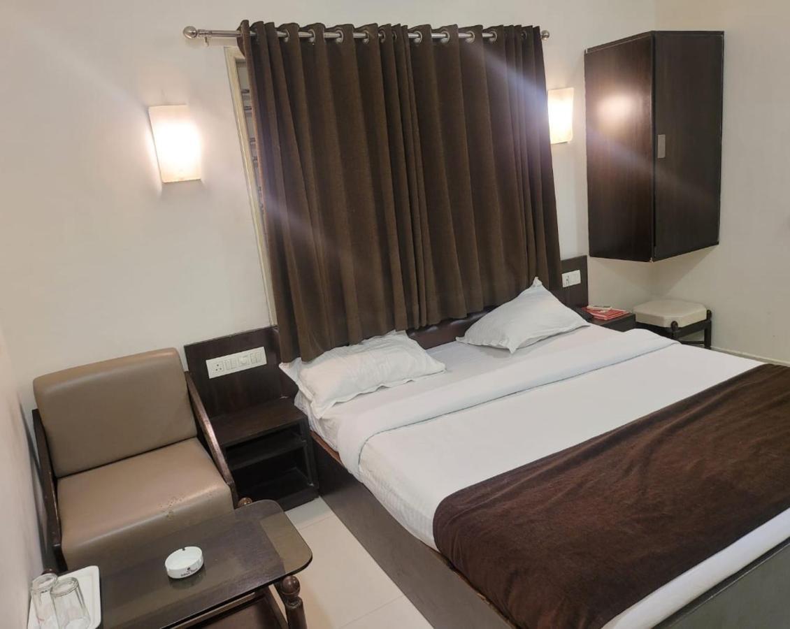 Golden Plaza Hotel Ahmedabad Exterior foto