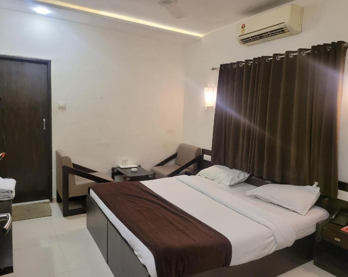 Golden Plaza Hotel Ahmedabad Exterior foto