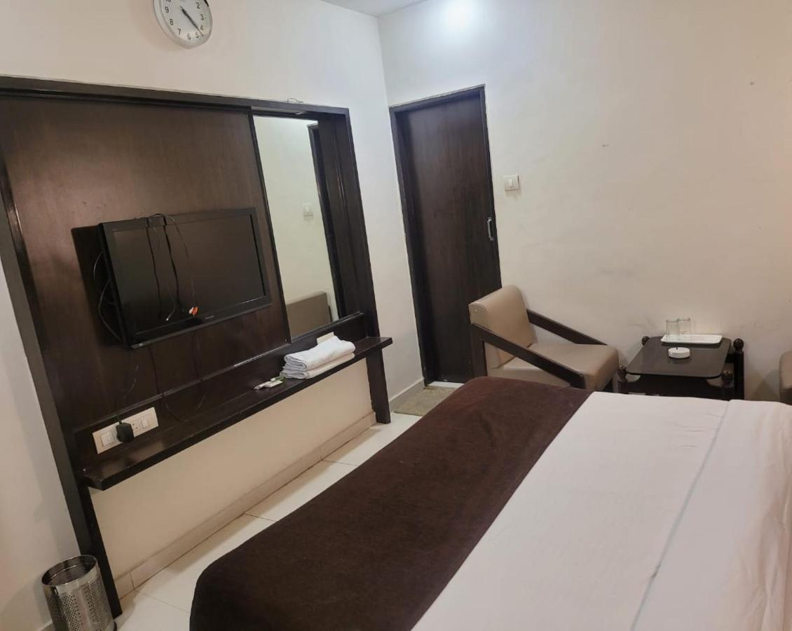 Golden Plaza Hotel Ahmedabad Exterior foto