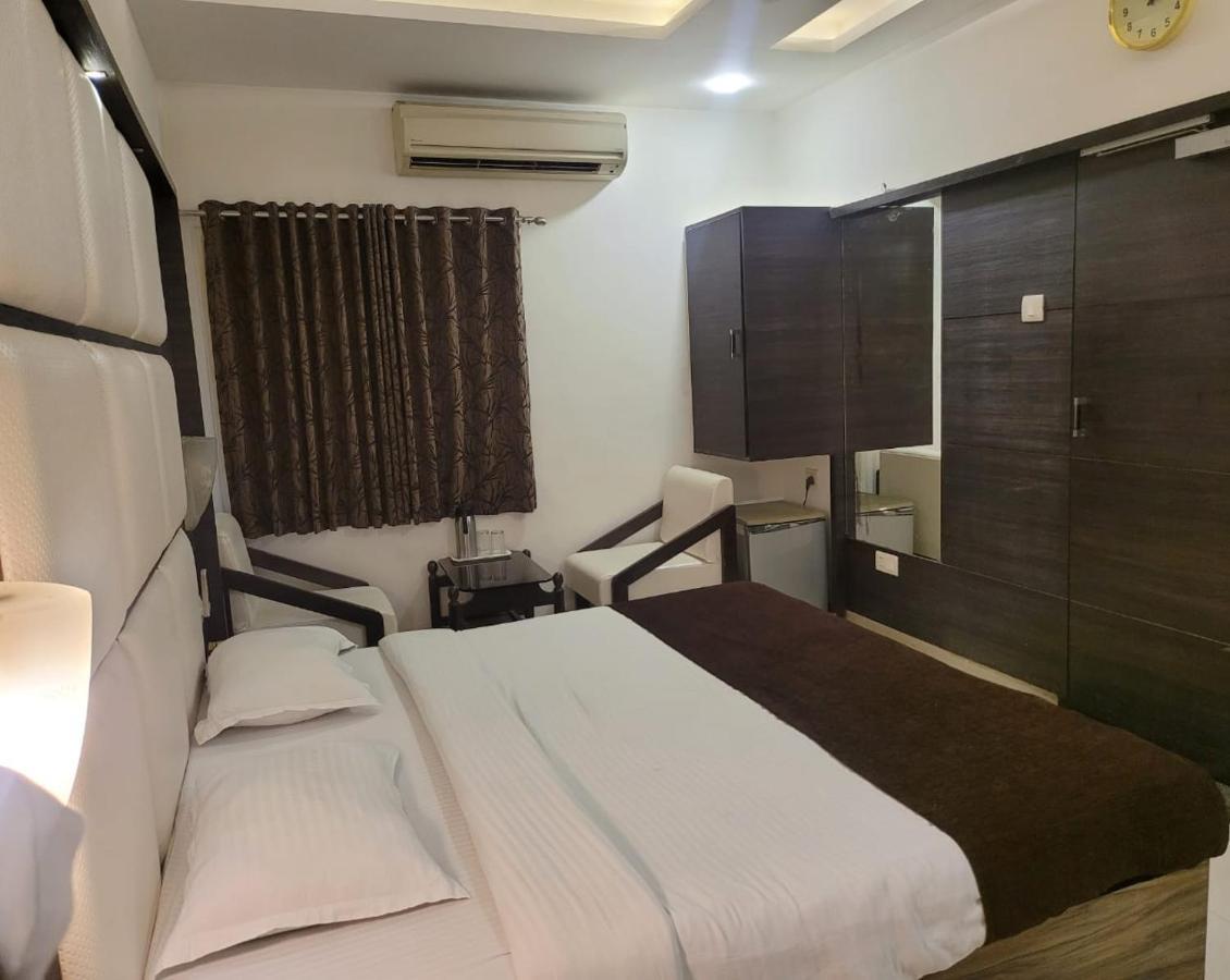 Golden Plaza Hotel Ahmedabad Exterior foto