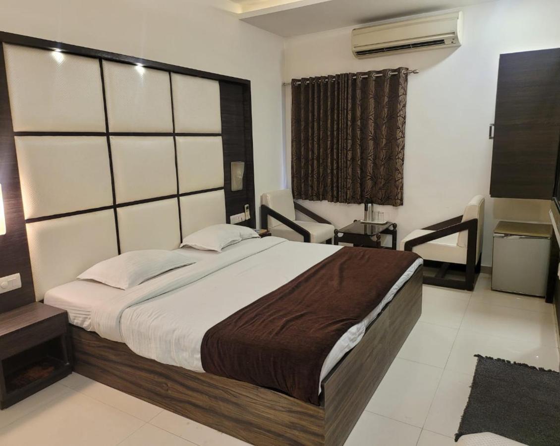 Golden Plaza Hotel Ahmedabad Exterior foto