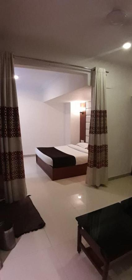 Golden Plaza Hotel Ahmedabad Exterior foto