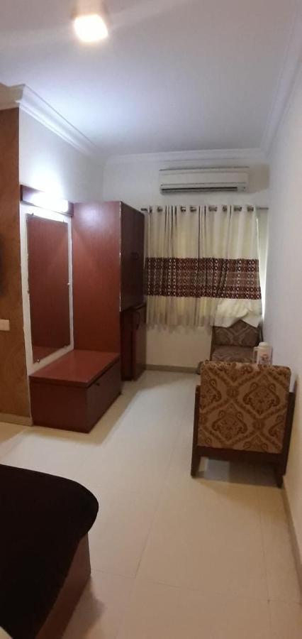 Golden Plaza Hotel Ahmedabad Exterior foto
