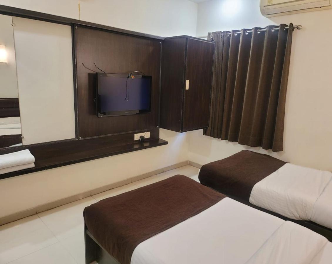 Golden Plaza Hotel Ahmedabad Exterior foto