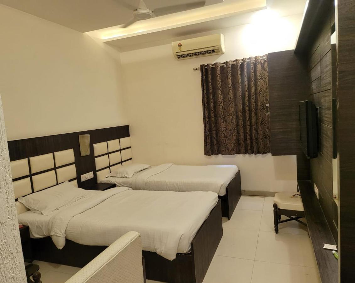Golden Plaza Hotel Ahmedabad Exterior foto