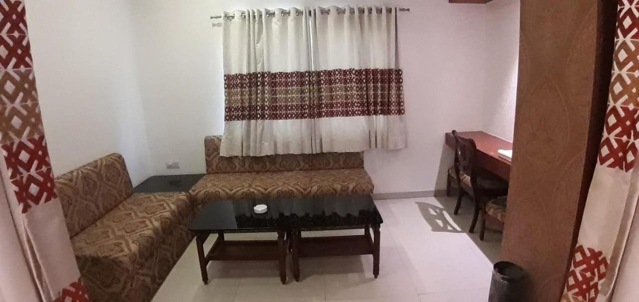 Golden Plaza Hotel Ahmedabad Exterior foto