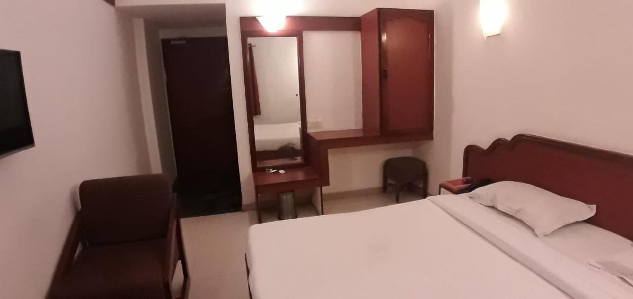 Golden Plaza Hotel Ahmedabad Exterior foto