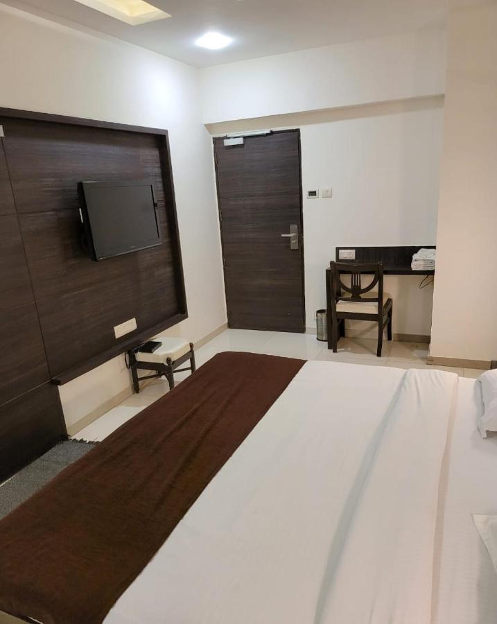 Golden Plaza Hotel Ahmedabad Exterior foto