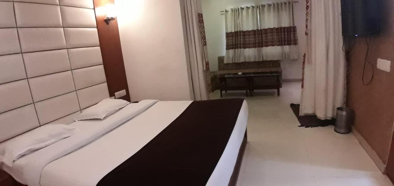 Golden Plaza Hotel Ahmedabad Exterior foto