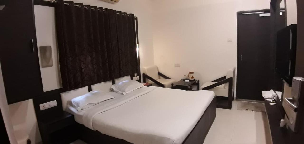 Golden Plaza Hotel Ahmedabad Exterior foto