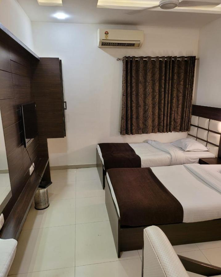 Golden Plaza Hotel Ahmedabad Exterior foto