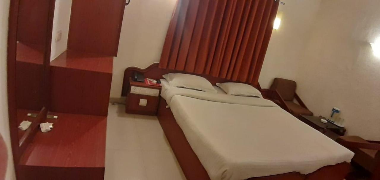 Golden Plaza Hotel Ahmedabad Exterior foto