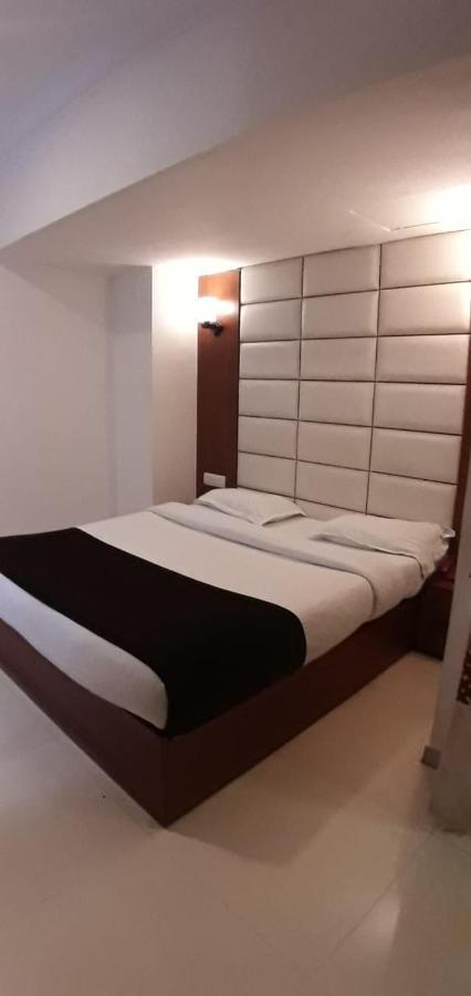 Golden Plaza Hotel Ahmedabad Exterior foto