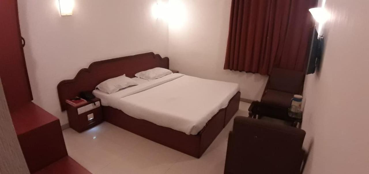 Golden Plaza Hotel Ahmedabad Exterior foto