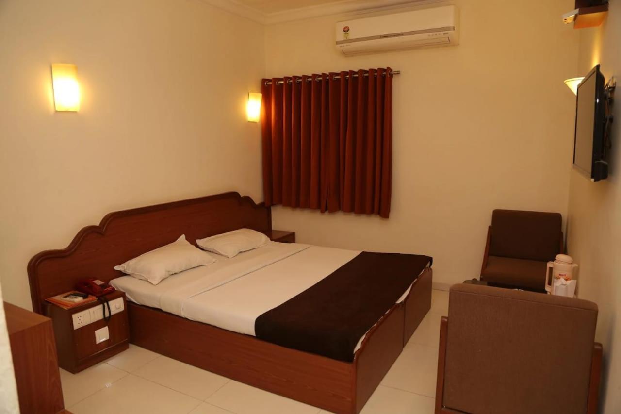 Golden Plaza Hotel Ahmedabad Exterior foto